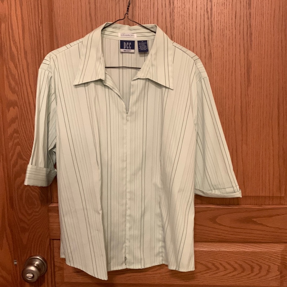 Short sleeve zipper blouse